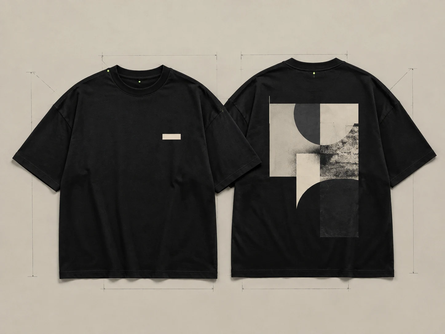 Пример чёрной oversize футболки с небольшим принтом спереди и крупным сзади