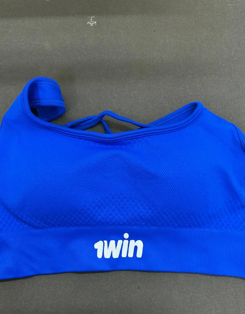 Синий спортивный топ с белым логотипом 1win на резинке