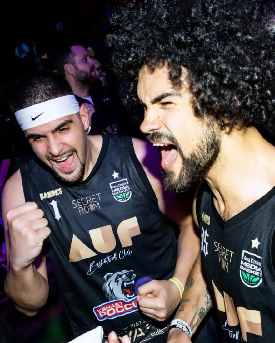 Игроки AUF Basketball Club в чёрной форме радуются после матча